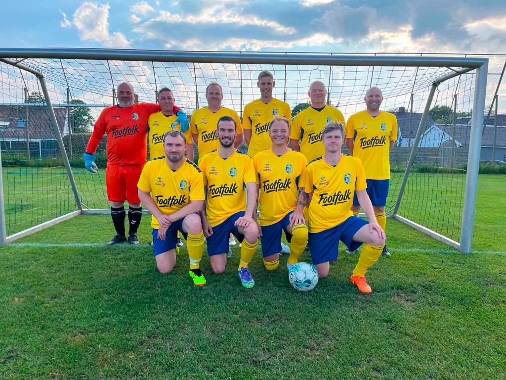 The Fuglebakken KFUM football team lined up in yellow Footfolk shirts